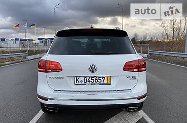 Внедорожник / Кроссовер Volkswagen Touareg 2015 в Киеве