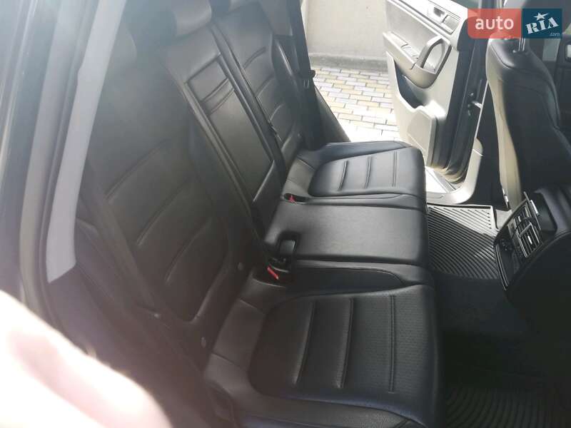 Позашляховик / Кросовер Volkswagen Touareg 2011 в Одесі
