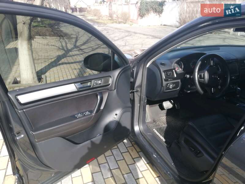 Позашляховик / Кросовер Volkswagen Touareg 2011 в Одесі