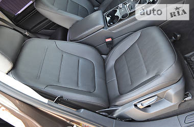 Позашляховик / Кросовер Volkswagen Touareg 2012 в 