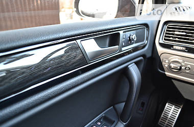 Позашляховик / Кросовер Volkswagen Touareg 2012 в 