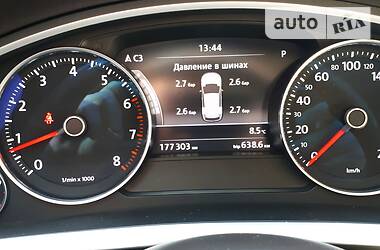 Позашляховик / Кросовер Volkswagen Touareg 2011 в 