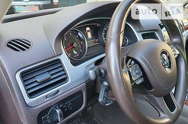 Позашляховик / Кросовер Volkswagen Touareg 2012 в 