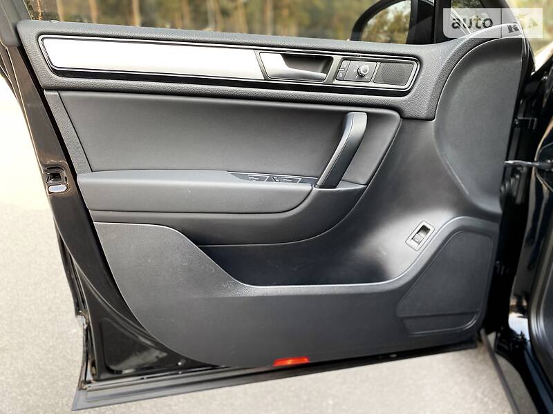 Позашляховик / Кросовер Volkswagen Touareg 2013 в Києві