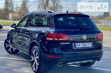 Позашляховик / Кросовер Volkswagen Touareg 2014 в 