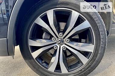 Позашляховик / Кросовер Volkswagen Touareg 2014 в 