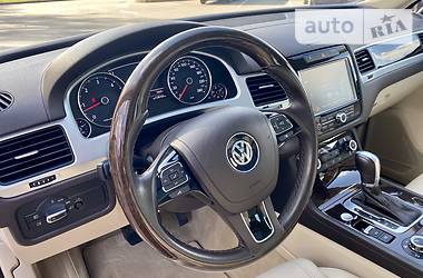 Позашляховик / Кросовер Volkswagen Touareg 2014 в 