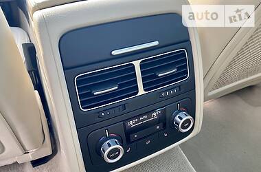 Позашляховик / Кросовер Volkswagen Touareg 2014 в 