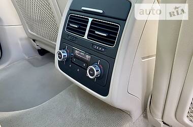 Позашляховик / Кросовер Volkswagen Touareg 2014 в 