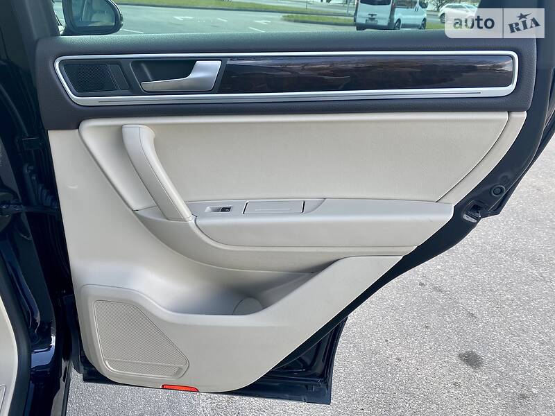 Внедорожник / Кроссовер Volkswagen Touareg 2014 в Виннице