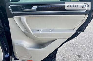 Позашляховик / Кросовер Volkswagen Touareg 2014 в 