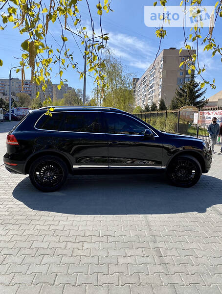 Позашляховик / Кросовер Volkswagen Touareg 2013 в Запоріжжі