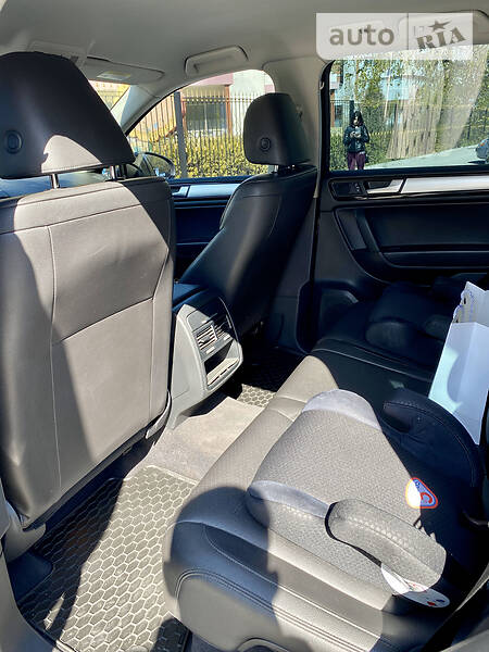 Позашляховик / Кросовер Volkswagen Touareg 2013 в Запоріжжі