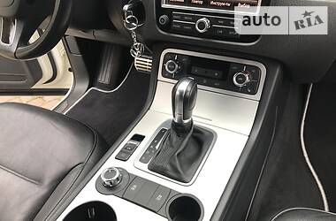 Позашляховик / Кросовер Volkswagen Touareg 2011 в 