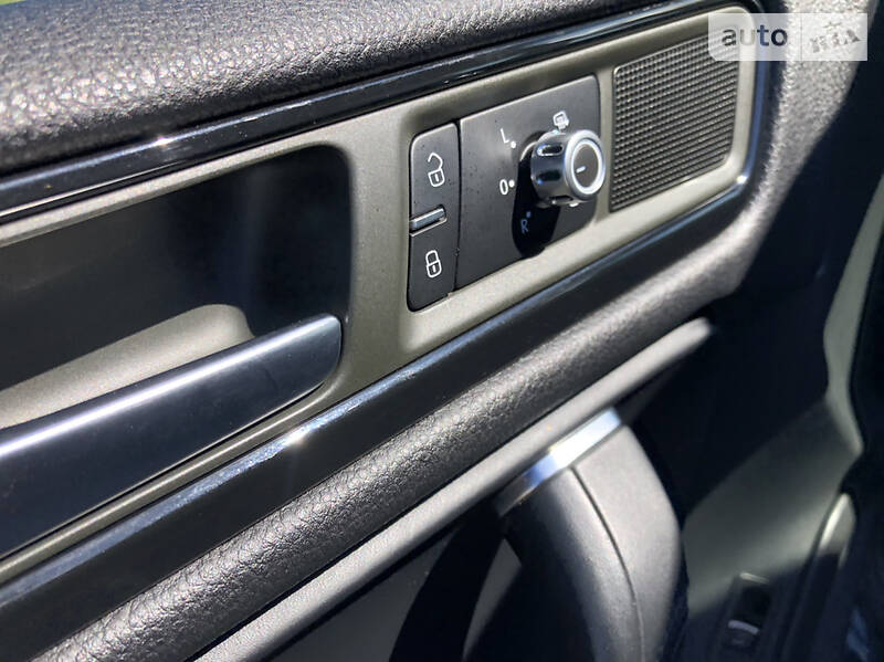 Позашляховик / Кросовер Volkswagen Touareg 2012 в Хусті