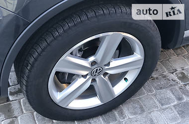 Позашляховик / Кросовер Volkswagen Touareg 2013 в 
