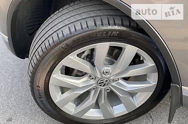 Позашляховик / Кросовер Volkswagen Touareg 2015 в 
