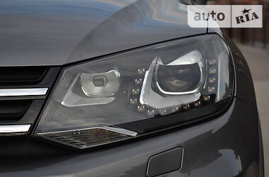 Позашляховик / Кросовер Volkswagen Touareg 2011 в 