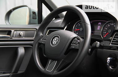Внедорожник / Кроссовер Volkswagen Touareg 2011 в Сарнах