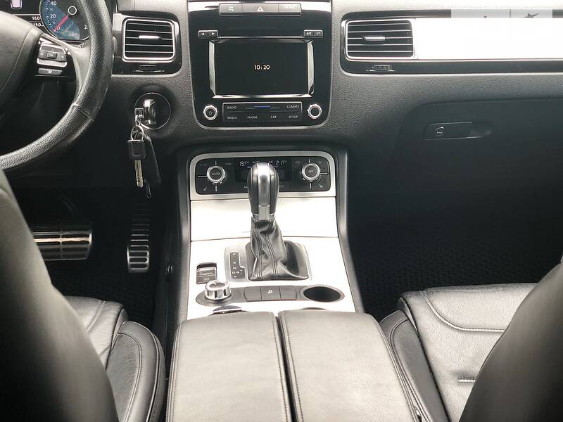 Позашляховик / Кросовер Volkswagen Touareg 2013 в Запоріжжі
