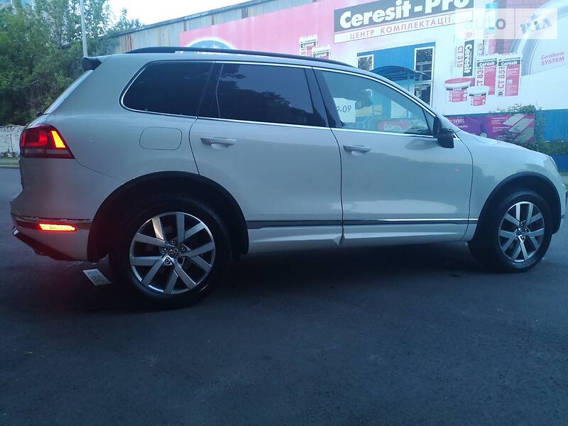 Позашляховик / Кросовер Volkswagen Touareg 2015 в Києві