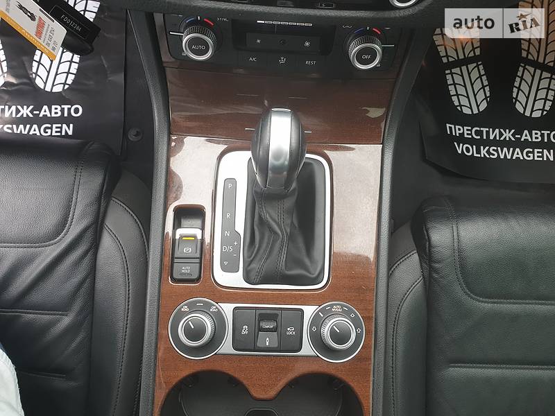 Позашляховик / Кросовер Volkswagen Touareg 2015 в Хмельницькому
