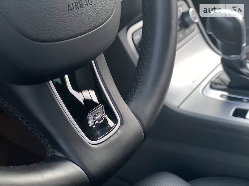 Позашляховик / Кросовер Volkswagen Touareg 2016 в Рівному
