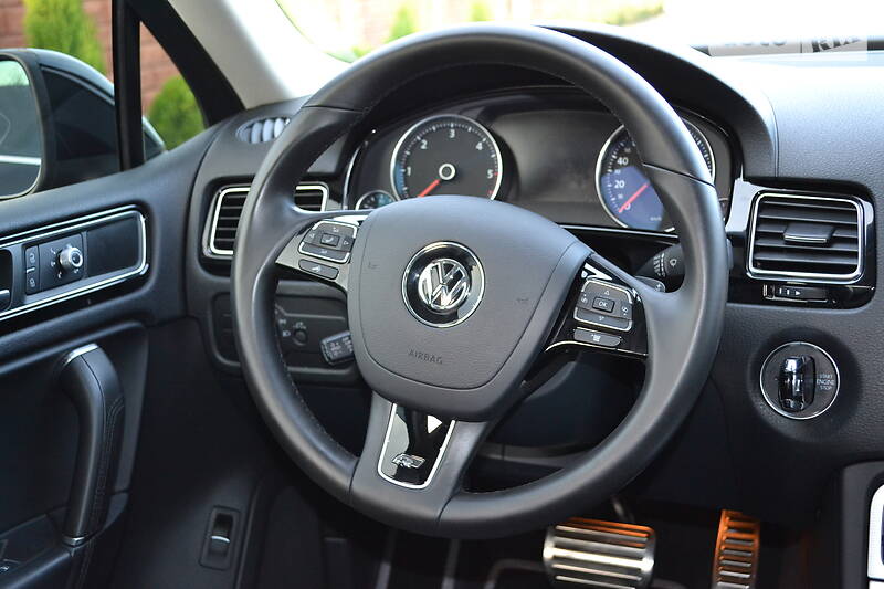 Позашляховик / Кросовер Volkswagen Touareg 2016 в Рівному