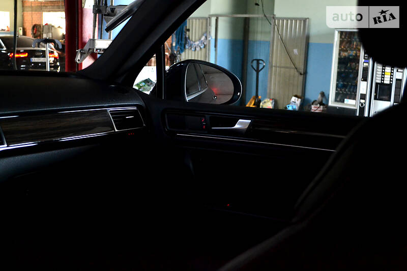 Позашляховик / Кросовер Volkswagen Touareg 2014 в Києві