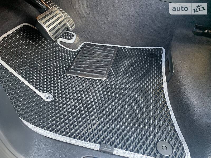 Позашляховик / Кросовер Volkswagen Touareg 2012 в Києві