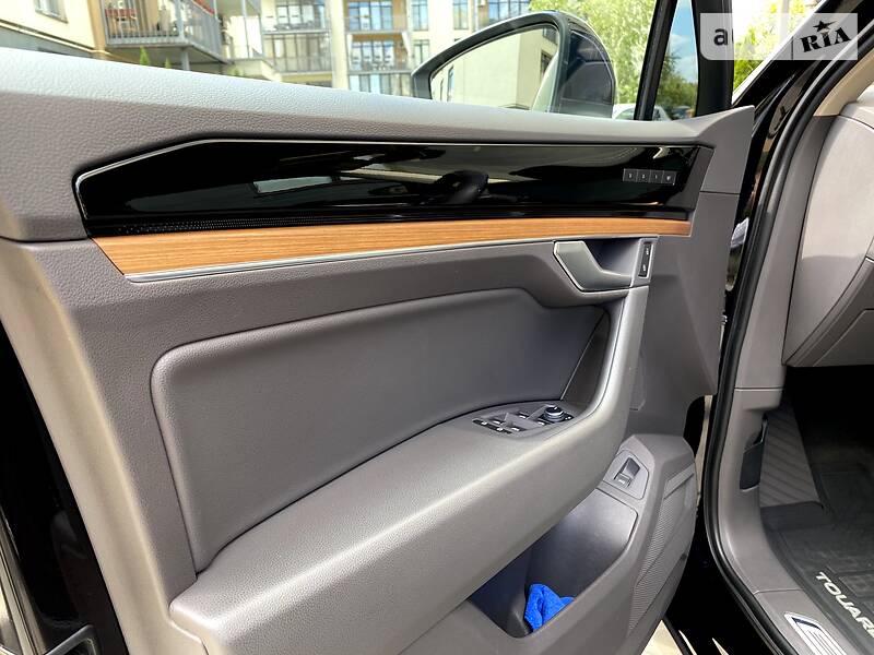 Позашляховик / Кросовер Volkswagen Touareg 2018 в Києві