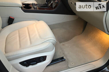 Позашляховик / Кросовер Volkswagen Touareg 2012 в 