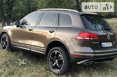 Позашляховик / Кросовер Volkswagen Touareg 2014 в Києві