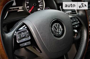 Внедорожник / Кроссовер Volkswagen Touareg 2013 в Николаеве