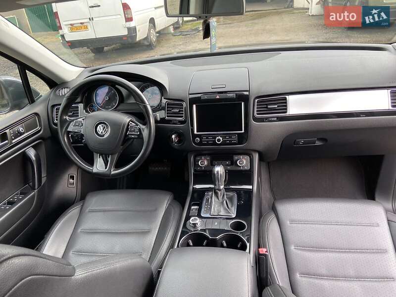 Внедорожник / Кроссовер Volkswagen Touareg 2011 в Вознесенске