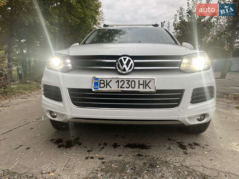 Внедорожник / Кроссовер Volkswagen Touareg 2014 в Ровно