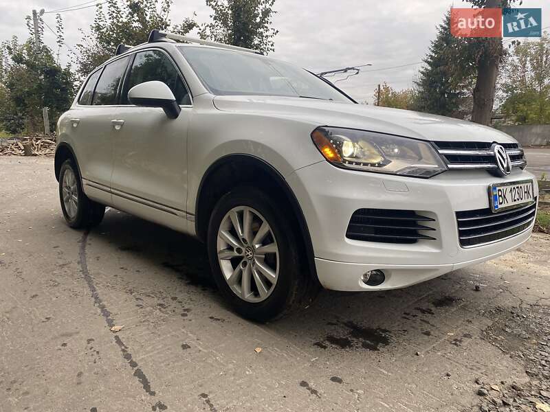 Внедорожник / Кроссовер Volkswagen Touareg 2014 в Ровно