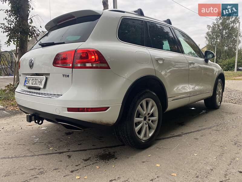 Внедорожник / Кроссовер Volkswagen Touareg 2014 в Ровно