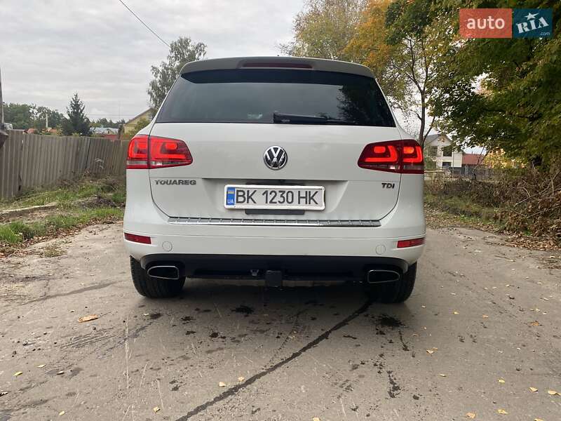 Внедорожник / Кроссовер Volkswagen Touareg 2014 в Ровно