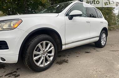 Внедорожник / Кроссовер Volkswagen Touareg 2014 в Ровно