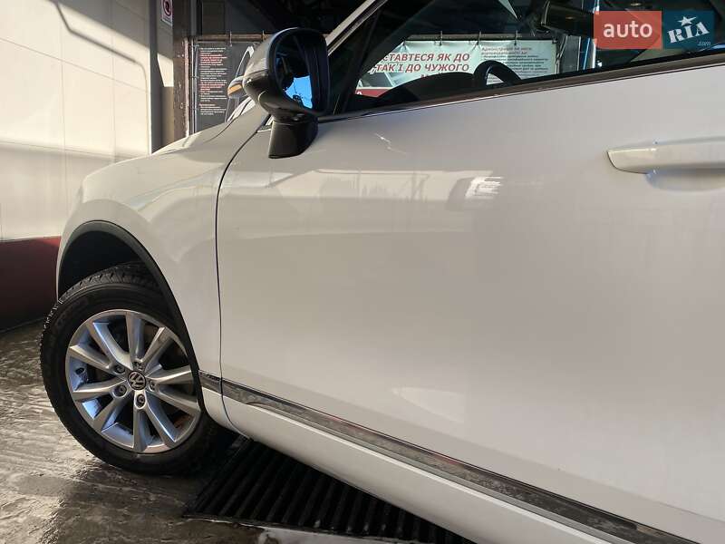 Внедорожник / Кроссовер Volkswagen Touareg 2014 в Ровно