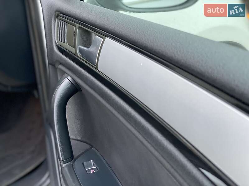 Внедорожник / Кроссовер Volkswagen Touareg 2014 в Ровно