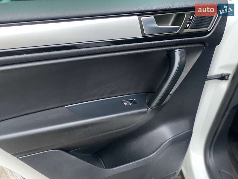 Внедорожник / Кроссовер Volkswagen Touareg 2014 в Ровно