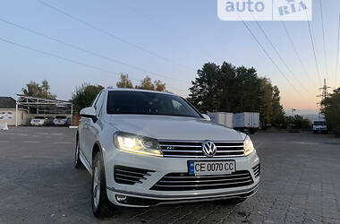 Внедорожник / Кроссовер Volkswagen Touareg 2015 в Черновцах