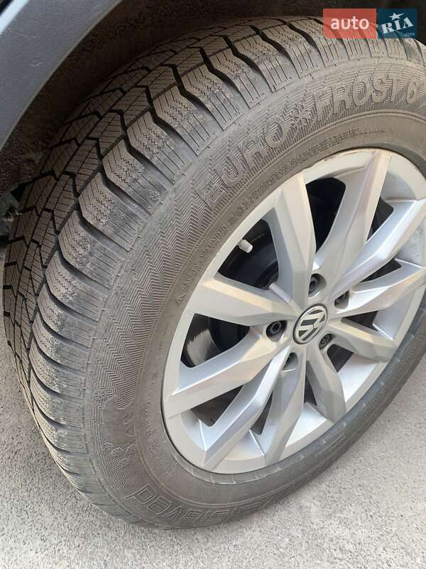 Внедорожник / Кроссовер Volkswagen Touareg 2014 в Тернополе