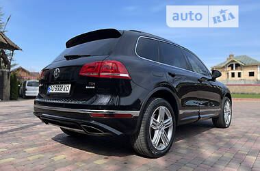 Внедорожник / Кроссовер Volkswagen Touareg 2016 в Ужгороде