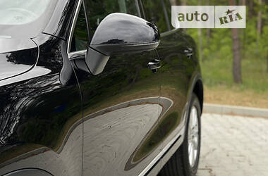 Внедорожник / Кроссовер Volkswagen Touareg 2012 в 