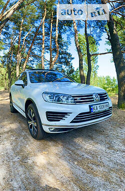 Позашляховик / Кросовер Volkswagen Touareg 2016 в Києві