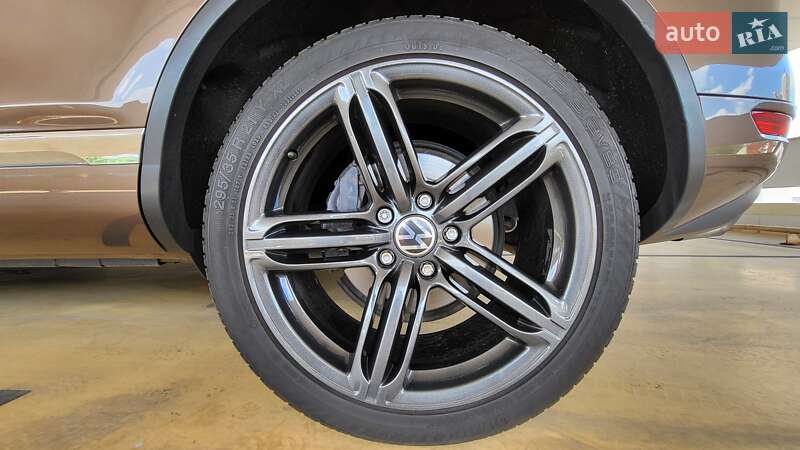 Внедорожник / Кроссовер Volkswagen Touareg 2012 в Киеве