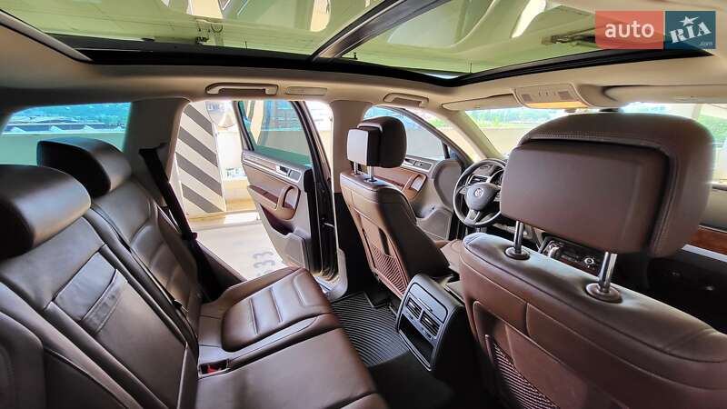 Внедорожник / Кроссовер Volkswagen Touareg 2012 в Киеве